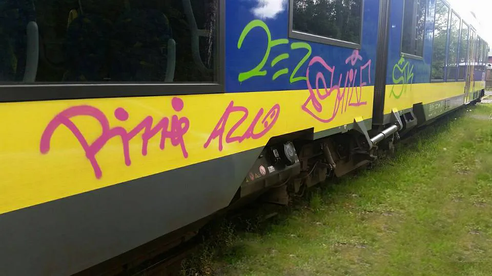 Schienenfahrzeug vor der Graffitientfernung